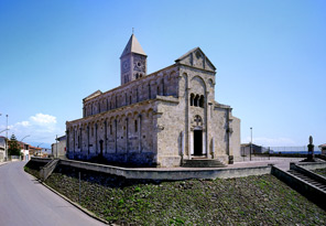 Santa Giusta (Oristano), Chiesa di Santa Giusta, esterno: facciata e fianco settentrionale
